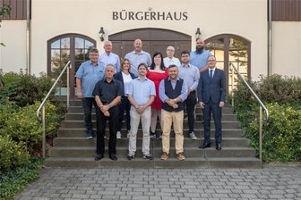 Taura: Neugewählter Gemeinderat startet mit Haushaltssperre - Der neue Gemeinderat Taura vor dem Bürgerhaus – hintere Reihe: Jens Werner, René Birkigt, Joachim Graulich, Robert Graichen. Mittlere Reihe: Christian Richter, Constanze Strohm, Samira Chantal Weber, Robert Schramm, Bürgermeister Robert Haslinger. Vorn: Dirk Richter, Marcus Kroll, Markus Geyer (jeweils von links). Ronny Falkner fehlt.