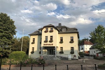 Taura plant Kita-Neubau trotz angespannter Haushaltssituation - Wolken über dem Rathaus in Taura: Die Gemeinde kämpft mit einer angespannten Haushaltssituation. Was kann sich der Ort noch leisten? Antworten soll es zur Einwohnerversammlung am Mittwoch geben.