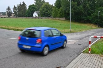 Taura will Fußgänger- und Radverkehr verbessern - An der sogenannten Fuchsgrube in Taura fehlen Fußwege. Das soll sich jetzt ändern - hier Burgstädter Straße nahe des Pflegeheimes.