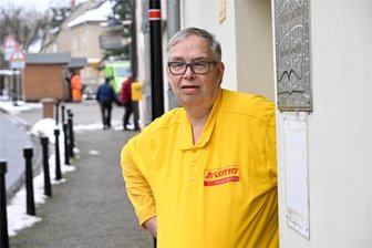 Tauras Postfiliale: Ein Überlebenskünstler in der Online-Welt - Joachim Graulich betreibt seit 1990 einen Bücherservice mit Postfiliale an der Hauptstraße in Taura. Die Postadresse heißt Kirchsteig 1. Unweit davon befinden sich Rathaus, Bäcker und Fleischer sowie das Bürgerhaus.