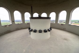 Taurasteinturm in Burgstädt: Die Vorboten der Kunstinstallation „Wetterleuchten“ - Auf dem Burgstädter Taurasteinturm sind LED-Strahler installiert worden.