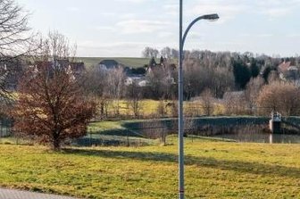 Tauschaer fordern anderen Standort für neuen Sendemast - Hier, im Bereich der Grünfläche neben dem Regenrückhaltebecken im Gewerbegebiet Tauscha, soll der Mobilfunkmast gebaut werden.