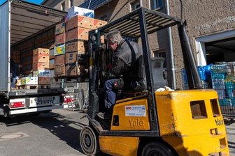 Tauschaer schicken Hilfsgüter in Ukraine - Ein Mitarbeiter schiebt mit einem Gabelstapler Paletten voller Hilfsgüter auf die Ladefläche. In Summe passen an die 1500 Bananenkisten hinein.