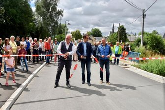 Tauschauer Straße in Niederfrohna ist wieder frei - Niederfrohnas Bürgermeister Jens Hinkelmann (Mitte) hat am Freitag mit Peter Philipp (links) und Mario Seifert (rechts) die Tauschaer Straße für den Verkehr freigegeben.
