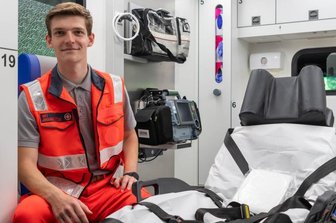Tausche Bürostuhl gegen Rettungswagen - Der Rochlitzer Benjamin Oberländer tauschte für eine Woche seinen Bürostuhl bei der AOK Plus gegen den Stuhl im Rettungswagen der Johanniter-Unfall-Hilfe. 