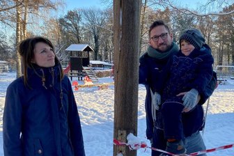 Julia Auras, Leiterin der Kita "Goethehain" in Mittweida schaut sich mit Vater Andreas Berlin und dessen Sohn die alten Balken des Klettergerüstes an. Die sollen weg, weil sie morsch sind.