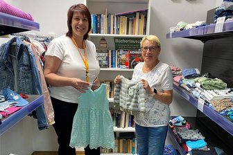Tauschraum für Kleider und Bücher im Zwickauer Globus eröffnet - Im neuen Tauschraum für Bücher und Kinderkleider im Zwickauer Globus-Markt stehen Iris Brandhoff, stellvertretende Geschäftsleiterin (links), und die freiwillige Helferin Frau Forner.