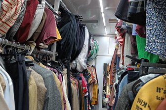 Tauschtag in Oberlauterbach gibt Schrankhütern eine neue Chance - Gebrauchte und frisch gewaschene Kleidung in gutem Zustand kann im Umweltzentrum getauscht werden.