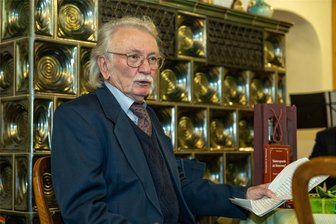 Tausend Bücher mit Bezug zum Vogtland: Vereinsschatz sucht neues Zuhause - Frieder Spitzner leitete viele Jahre die Vogtländische Literaturgesellschaft Julius Mosen und baute die Büchersammlung mit auf.