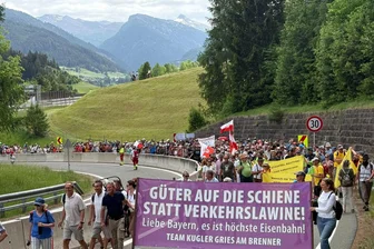 Tausende bei Protest gegen Verkehrsflut am Brenner - Menschen reisten mit Bahn und Fahrrädern zu dem Protest an.