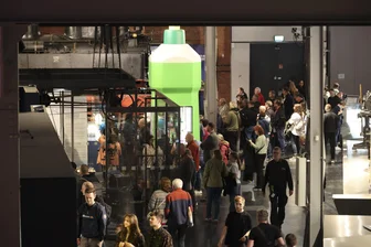 Tausende Besucher bei Chemnitzer Museumsnacht - ein Abend voller Kunst, Wissenschaft und Entdeckungen - Auch die Fitflasche hat nachts im Industriemuseum geleuchtet.