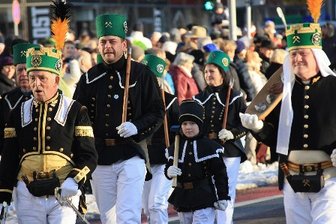 Tausende Besucher bei der Bergparade in Chemnitz - 650 Berg- und Hüttenleute aus 29 Vereinen sowie 250 Musiker und Sänger beteiligten sich am Samstag an der Bergparade in Chemnitz.