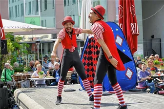 Tausende Besucher bei Hutfestival in Chemnitz: Lachen, Lust und Lebensfreude - Das Duo The Twin's Trip begeisterte kleine und große Besucher auf der Dreispitz-Bühne auf dem Düsseldorfer Platz.