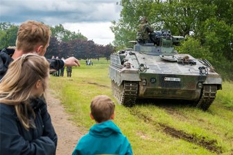 Tausende Besucher bei Marienberger Jägern in der Erzgebirgskaserne - Kurz vor dem Start mit dem Schützenpanzer Marder.