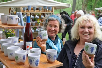 Tausende Besucher bei Töpfermarkt in Crimmitschau: „Es ist hier sehr romantisch“ - Fein bemalte Weinbecher hatte die Chemnitzerin Cornelia Grötzschel (rechts) bei Töpfermeisterin Katrin Voigt gekauft.