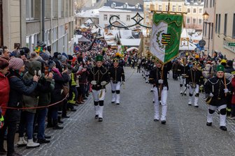 Tausende Besucher zur Großen Bergparade in Annaberg erwartet: Welche Auswirkungen hat der Anschlag in Magdeburg? - Mehr als 1100 Trachtenträger werden am Sonntag zur Großen Bergparade wieder durch die Annaberger Innenstadt ziehen und dabei noch mehr Zuschauer die Straßen säumen. Die Sicherheitsmaßnahmen werden noch einmal erhöht.