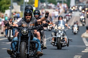 Tausende Biker kommen: Das alles bieten die Harley Days in Dresden - Pure Lebensfreude: Biker bei einer der vorigen Paraden zu den Harley Days in Dresden.