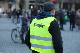 Vielerorts haben Menschen am Montag erneut gegen die Coronapolitik von Bund und Ländern demonstriert.