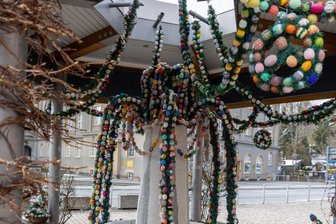Tausende Eier am Osterbrunnen -