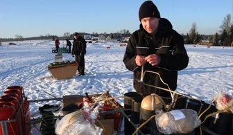 Tausende erleben buntes Feuerwerksspektakel - 
              <p class="artikelinhalt">Choreograf Ralf Lorenz bei den Vorbereitungen des Feuerwerksspektakels der Firma Voigt Pyrotechnik in Kühnhaide. Im Bild erledigt er letzte Handgriffe an so genannten Kugelbomben. </p>
            