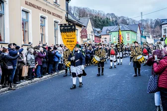 Tausende erleben im Spielzeugdorf im Erzgebirge Höhepunkt der Vorweihnachtszeit - Nicht nur die gastgebende Berg- und Hüttenknappschaft Seiffen war am Sonnabend ein begehrtes Fotomotiv.