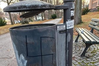 Tausende Euro Schaden durch Schmierereien in Stollberg - Der Papierkorb mit dem Hakenkreuz im Seminarpark Stollberg. Im Hintergrund rechts das Gymnasium.