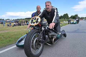 Tausende Fans feiern schmucke Klassiker: Beim Zschorlauer Dreieck-Rennen läuft alles rund - Knut Gerken aus Bad Oldesloe (r.) und Wolfgang Georgi aus Zschorlau waren mit einem BMW-Gespann am Start.