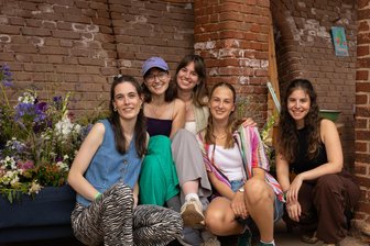Tausende feiern auf Homeward-Festival im Erzgebirge: "Es ist eine familiäre Stimmung hier“ - Besucherinnen Anna, Feline, Lauriann, Augustine und Lea (v. l.) sind vom Feeling des Homeward-Festivals angetan.