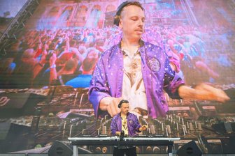 Tausende feiern mit DJ Purple Disco Machine im Zwinger - Der Dresdner DJ und Produzent Tino Piontek alias Purple Disco Machine sagte vor dem Konzert, es sei ihm eine Ehre, vor der historischen Kulisse in seiner Heimatstadt aufzutreten.