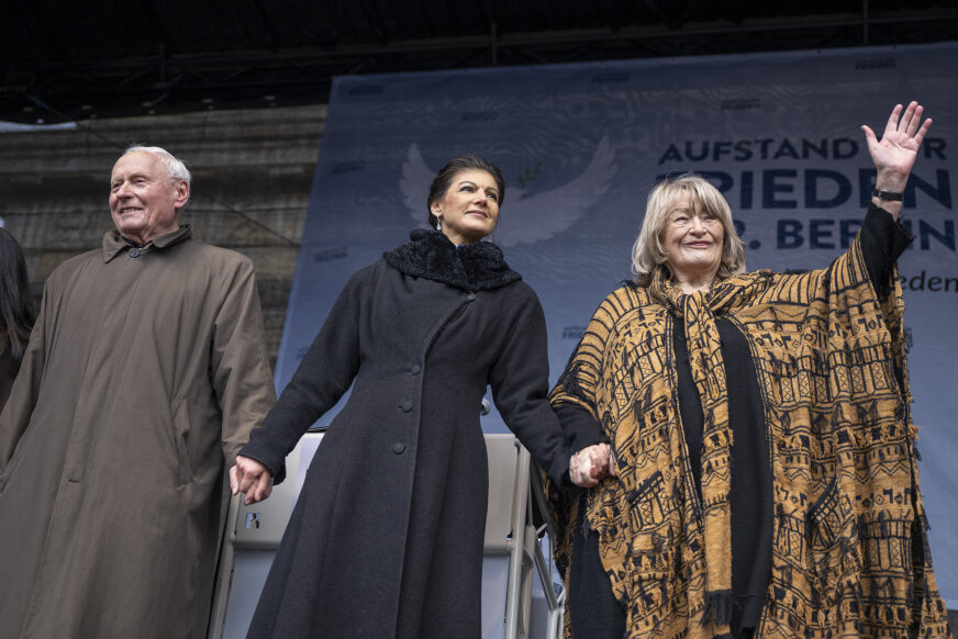 Berlin: Oskar Lafontaine (l-r), Sahra Wagenknecht (Die Linke) und Alice Schwarzer, Frauenrechtlerin, stehen beim Abschluss der Demonstration auf der Bühne. Am Brandenburger Tor in Berlin haben sich mehrere Tausend Menschen zu einer Kundgebung für Verhandlungen mit Russland im Ukraine-Krieg versammelt.