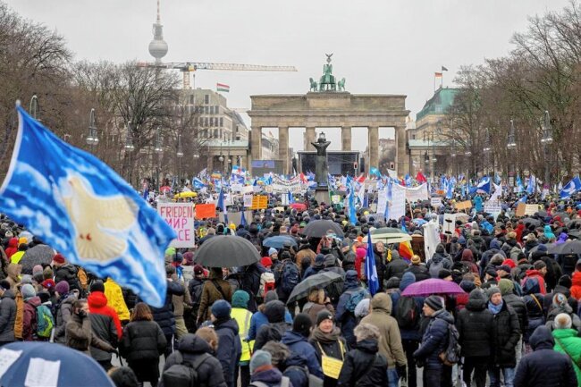Tausende folgen Demo-Aufruf von Wagenknecht und Schwarzer - Nach Angaben der Polizei kamen etwa 13.000 Menschen zur Kundgebung vor das Brandenburger Tor, die Veranstalter geben 50.000 Teilnehmer an. 