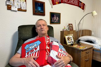 Tausende FSV-Fans gehen leer aus: Keine Chance auf Karten für Sachsenpokal-Finale in Zwickau - FSV-Fan Stephan Pröttel in seinem Zimmer im Seniorenpflegeheim. Die Enttäuschung, nicht an eine Karte fürs Sachsenpokal-Finale zu kommen, ist ihm anzusehen.