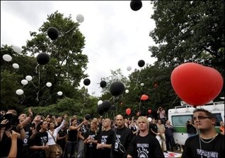Tausende gedenken der Opfer der Loveparade-Katastrophe - Eine Woche nach der Massenpanik auf der Duisburger Loveparade haben tausende Menschen der 21 Todesopfer gedacht. An einem Trauergottesdienst nahmen auch Bundespräsident Christian Wulff und Kanzlerin Angela Merkel teil. Das Bild zeigt einen Trauerzug in Duisburg, dessen Teilnehmer 21 schwarze und 510 weiße Luftballons aufsteigen lassen.