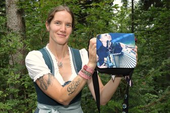 Tausende Kilometer für Gabalier: Fan reist mit Tätowierungen des Sängers im Erzgebirge an - Cornelia Schmidt ist seit zwölf Jahren Fan von Andreas Gabalier.