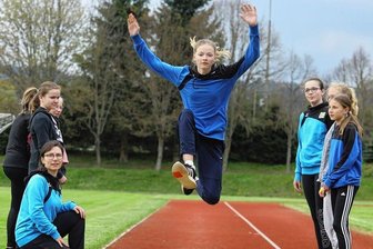 Tausende Kinder fiebern den Erzgebirgsspielen entgegen - Manja Heß (vorn links), die Veranstaltungskoordinatorin des Kreissportbundes Erzgebirge, ist selbst als Übungsleiterin aktiv. Mit den Leichtathleten des TTL Ehrenfriedersdorf übte sie zuletzt das Weitspringen und gab unter anderem Mathilda Köhler (r.) wertvolle Hinweise.