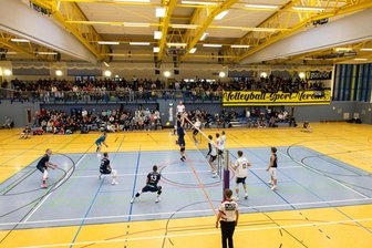 Tausende Liter Wasser ausgelaufen: Große Schäden an Oelsnitzer Sporthalle - In der Sporthalle Oelsnitz werden die Heimspiele des VSV Oelsnitz ausgetragen. Aber auch für den Schulsport ist die Halle elementar.