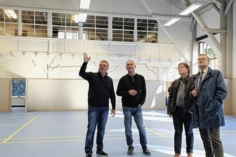 Tausende Liter Wasser fließen in Reichenbacher Turnhalle: Verein macht aus der Not eine Tugend - Neuer Hallenboden, neuer Putz, neue Farbe, neue Beleuchtung - der einmalige Charme der Turnhalle hat aber nicht gelitten, eher dazugewonnen. Davon überzeugten sich OB Raphael Kürzinger und Sven Hörning vom Bauamt bei einem Termin mit Jörg Hölzel und Wolfgang Keubler (von rechts) vom Verein.