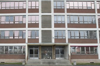 Tausende Plauener gingen in diese Schule: Jetzt zwingt eine Hiobsbotschaft die Stadt zum Handeln - Die frühere Allendeschule an der Plauener Friedrich-Engels-Straße soll dringend einen modernen Brandschutz erhalten.