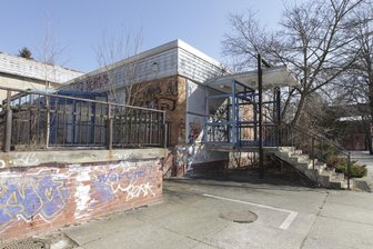 Tausende Plauener lernten dort schwimmen: Früheres Bad an der Hainstraße steht seit Jahren leer – wie geht es jetzt weiter? - Verfällt zusehends: das ehemalige Schwimmbad an der Hainstraße.