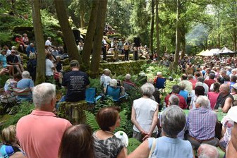 Tausende singen auf dem Erzgebirgskamm „Wu da Wälder hamlich rausch’n“ - 10. Liedersingen an der Günther-Ruh: Jörg Heinicke und De Ranzen bringen die Naturbühne zum Beben.