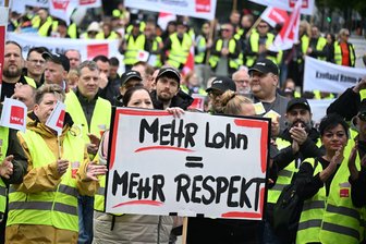 Tausende streiken im Handel - kaum Auswirkungen für Kunden? - An einer Kundgebung in Dortmund nahmen mehrere Hundert Menschen teil.