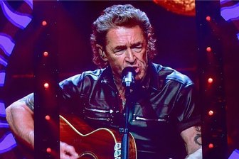 Tausende tränenerstickte Kehlen - Kleiner Mann ganz groß: Peter Maffay bei seinem "Unplugged"-Konzert in der Arena Chemnitz.
