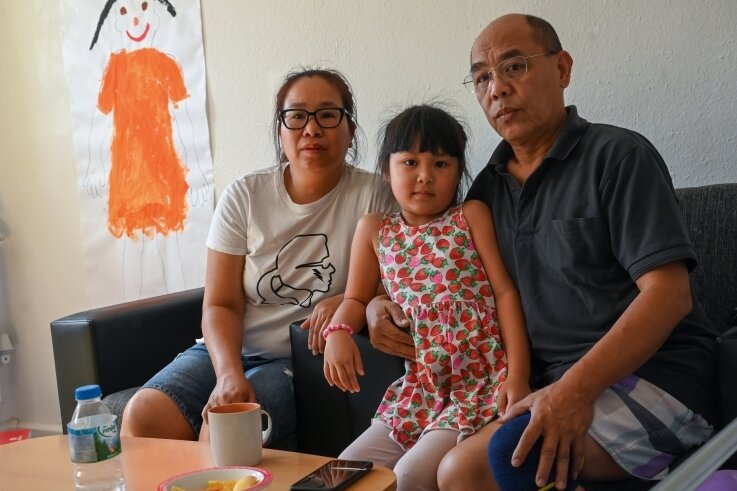 Tausende unterstützen Vietnamesen Pham Phi Son - Ngyuen Thi Quynh Hoa, Tochter Emilia und Pham Phi Son (von links) in ihrer Wohnung. Ihr Schicksal berührt viele Menschen, binnen zwei Tagen kamen zehntausende Unterschriften zusammen. 