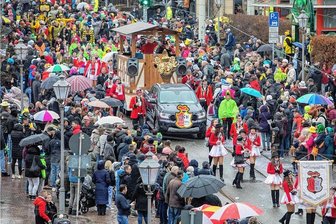 Tausende Vogtländer beim Faschingsumzug in Plauen auf den Beinen - auch ein Stargast ist mit von der Partie - Närrinnen und Narren aus dem ganzen Vogtland säumen am Sonntag die Neundorfer Straße in Plauen.