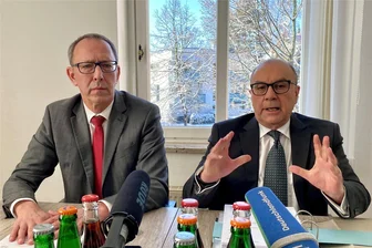 Tausende zu Protesten gegen Rechtsextremismus in Sachsen erwartet - AfD verklagt Freistaat - Wollen das Gutachten: Sachsens AfD-Landesvorsitzender Jörg Urban (l.) und der Parteijurist Joachim Keiler auf der Pressekonferenz in Dresden.