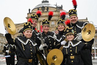 Tausende Zuschauer bei Chemnitzer Bergparade - Mitglieder des Bergmusikkorps „Glück Auf“ Oelsnitz. Vorn rechts Peppo Fleischer, links Maximilian Kies.