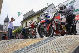 Tausende Zuschauer bei Classic Enduro rund um Zschopau - Gestartet wurde von einer Rampe auf dem Schlossvorplatz. 