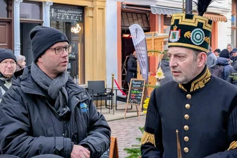 Tausendsassa Bojack: Der Mann, der den Freiberger Christmarkt zusammenhält, hat jetzt Weihnachten - Alles im Griff auf dem Obermarkt: Auch bei Auftritten der Bergparade ist David Bojack (l.) - hier mit Heiko Götze - für die Sicherheit verantwortlich.