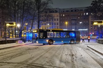 Tauwetter nach Bus-Rutschpartie in Chemnitz - Ein Bus steht auf der Kaßbergauffahrt quer.