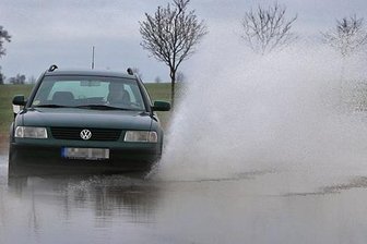 Tauwetter: Straßen in der Region überflutet - Tauwetter hat im Zwickauer Land zur Überflutung der Straße zwischen Glauchau und Schönberg geführt